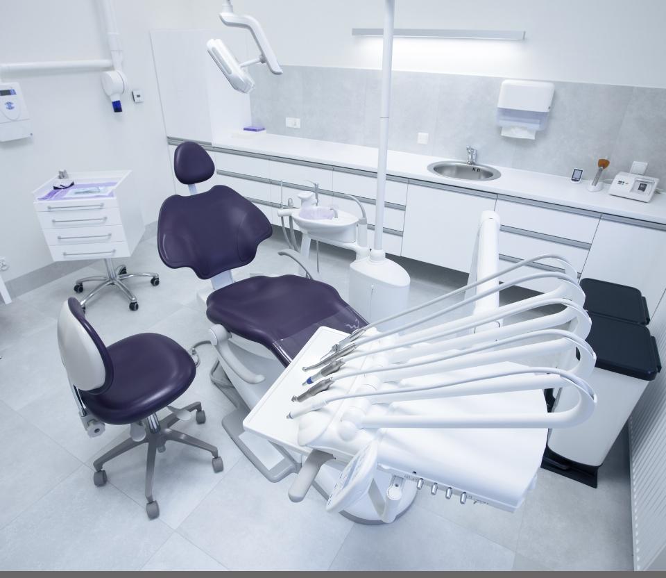 Fotel stomatologiczny z różnymi więrtłami