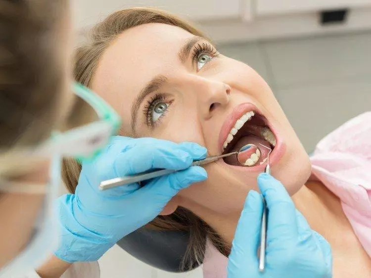 Sprawdzanie stanu zębów u pacjentki