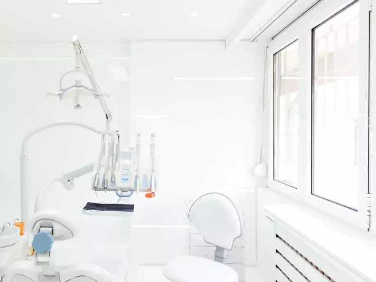 Biały gabinet stomatologiczny z oknem