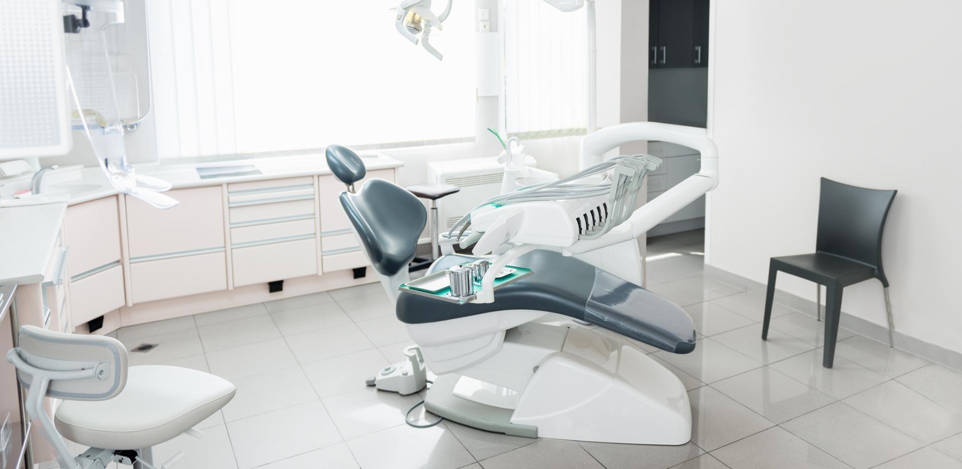 Gabinet stomatologiczny z krzesłem na środku